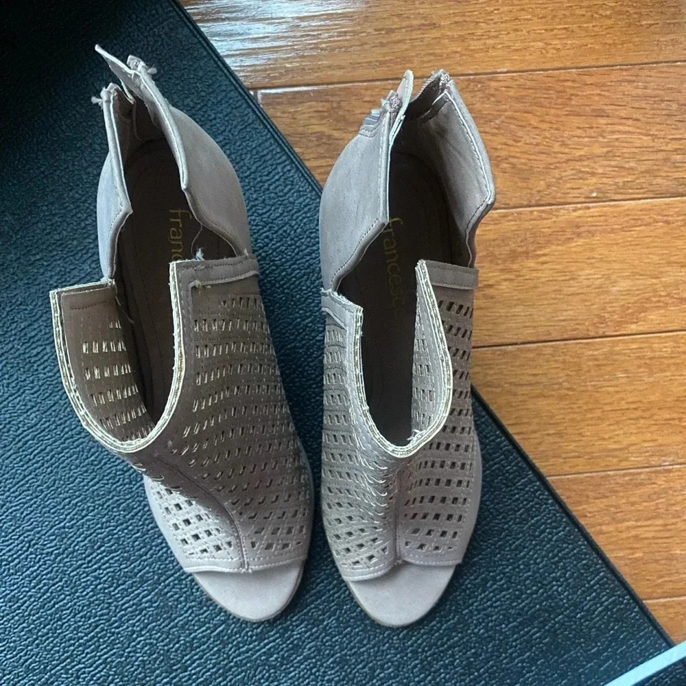 Francesca’s cream booties - Picture 2 of 9